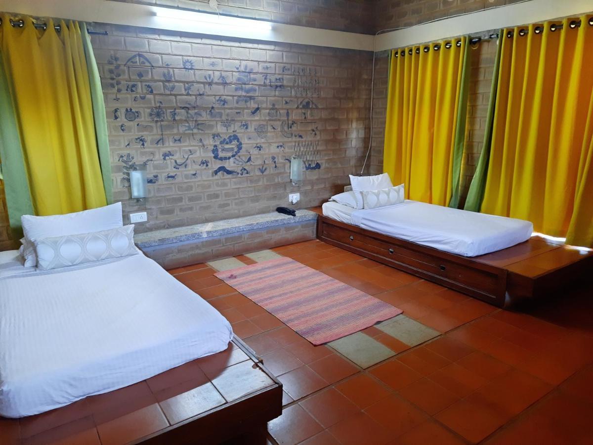 เอาเวอร์ เนทีฟ วิลเลจ รีสอร์ต Hotel Gadigarpalya ภายนอก รูปภาพ